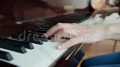 音乐学校的一课，学<strong>弹钢琴</strong>.. 女手<strong>弹钢琴</strong>特写.. 一个年轻的女孩